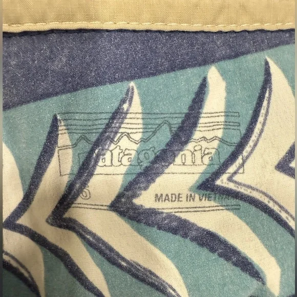 Patagonia Blue and Cream Board Shorts with Geometric Patterns Size 36 - Picture 5 of 6